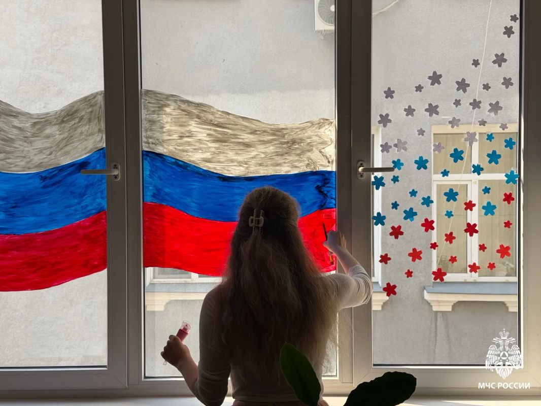 Символы России. Молодые сотрудники ГУ МЧС России по Саратовской области приняли участие в мероприятиях ко Дню Государственного флага России в рамках Всероссийской акции "Цвета Родины" Символы России. Молодые сотрудники ГУ МЧС России по Саратовской области приняли участие в мероприятиях ко Дню Государственного флага России в рамках Всероссийской акции "Цвета Родины"