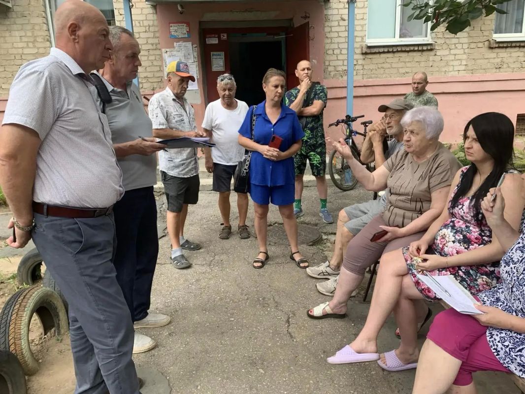 В Балаково по поручению главы района Сергея Барулина прошла очередная встреча с жителями домов, где были выявлены нарушения и отключен газ В Балаково по поручению главы района Сергея Барулина прошла очередная встреча с жителями домов, где были выявлены нарушения и отключен газ