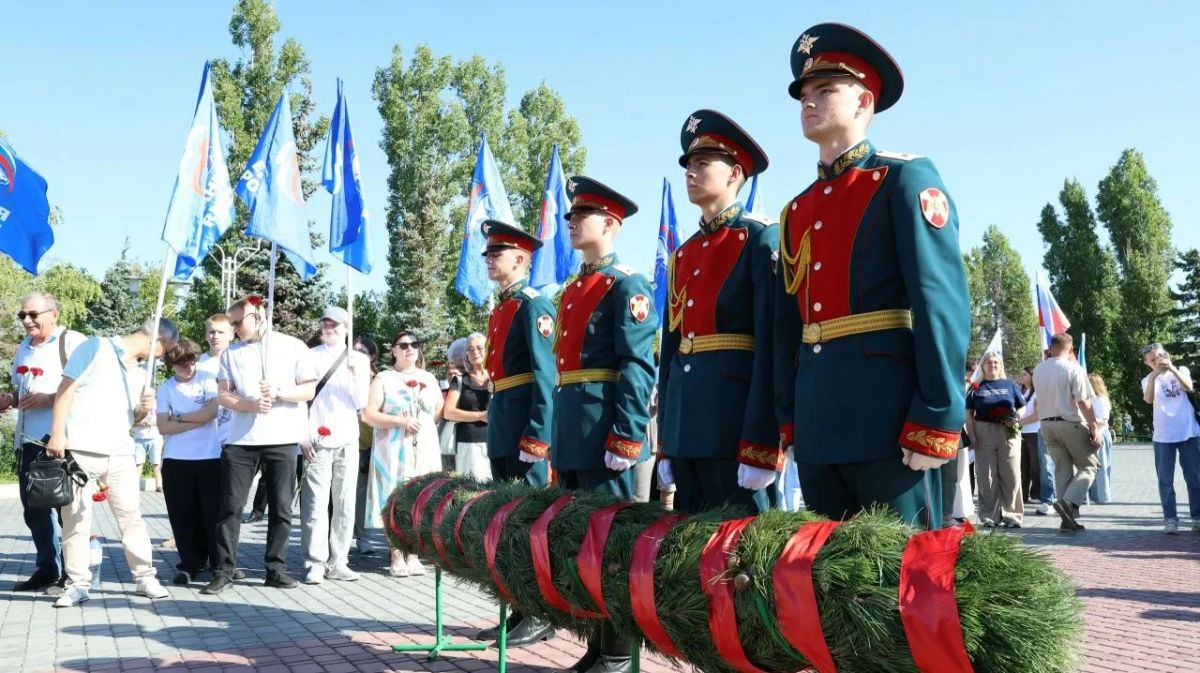В День государственного флага России врио начальника ГУ МВД России по Саратовской области принял участие в праздничном мероприятии В День государственного флага России врио начальника ГУ МВД России по Саратовской области принял участие в праздничном мероприятии