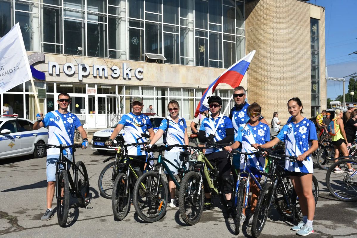 Сегодня утром у спортивного комплекса «Спортэкс» в Балаково стартовал традиционный велопробег, приуроченный ко Дню Государственного флага Российской Федерации Сегодня утром у спортивного комплекса «Спортэкс» в Балаково стартовал традиционный велопробег, приуроченный ко Дню Государственного флага Российской Федерации