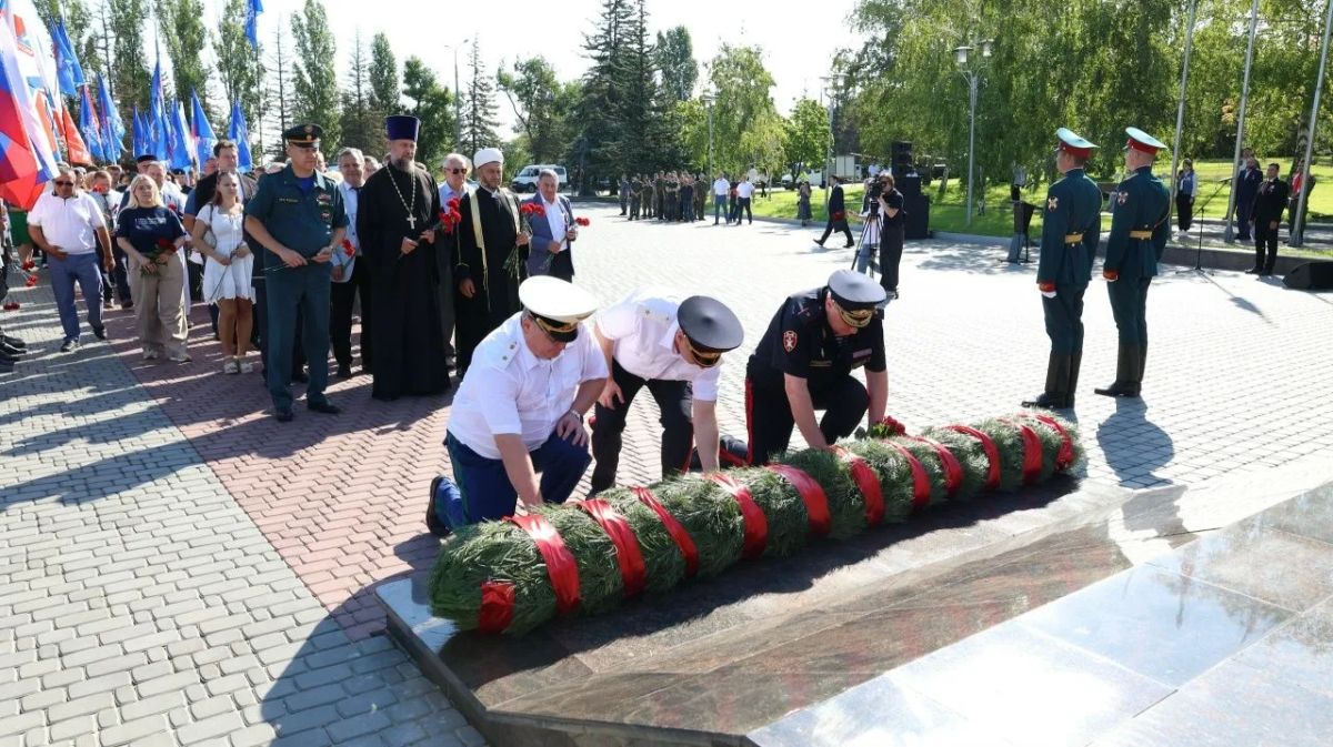 В День государственного флага России врио начальника ГУ МВД России по Саратовской области принял участие в праздничном мероприятии В День государственного флага России врио начальника ГУ МВД России по Саратовской области принял участие в праздничном мероприятии