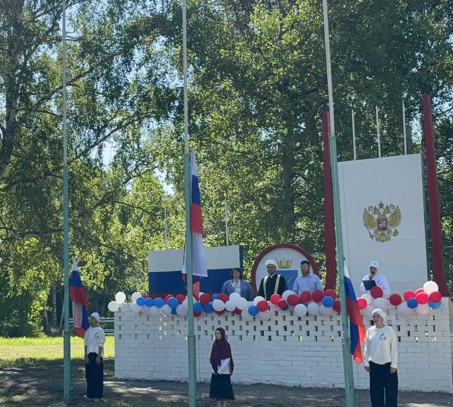 В лагере «Зеркальный» в День Государственного флага России завершились летние смены
