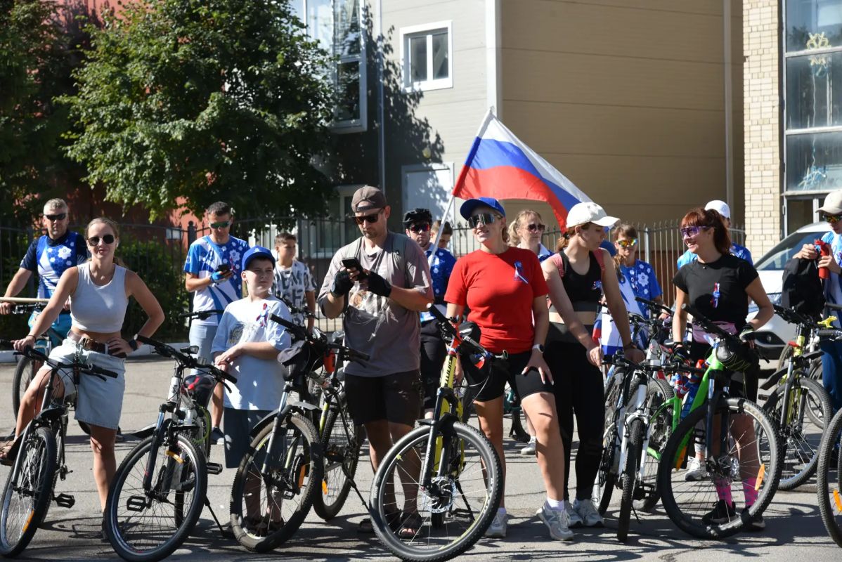 Сегодня утром у спортивного комплекса «Спортэкс» в Балаково стартовал традиционный велопробег, приуроченный ко Дню Государственного флага Российской Федерации Сегодня утром у спортивного комплекса «Спортэкс» в Балаково стартовал традиционный велопробег, приуроченный ко Дню Государственного флага Российской Федерации