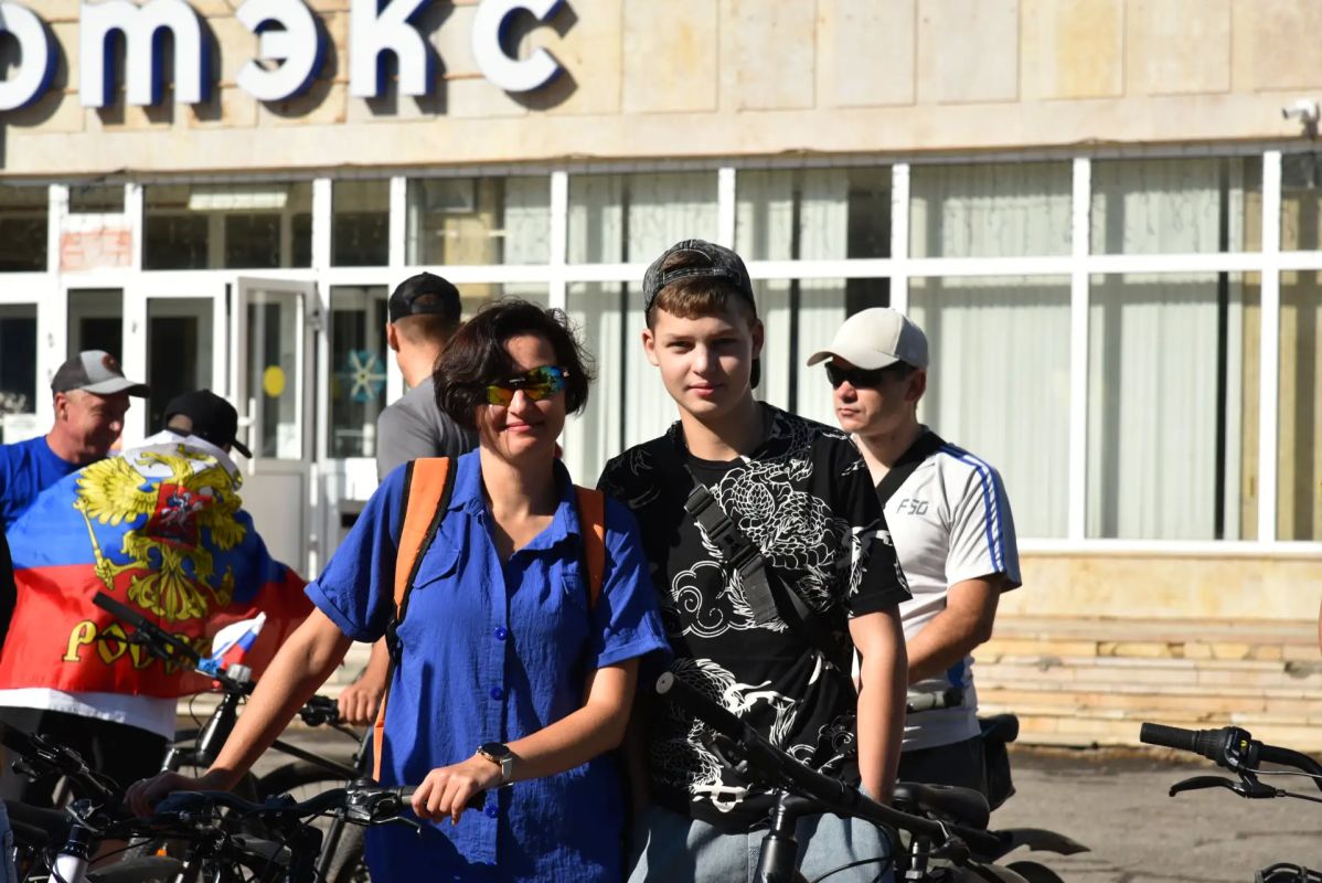 Сегодня утром у спортивного комплекса «Спортэкс» в Балаково стартовал традиционный велопробег, приуроченный ко Дню Государственного флага Российской Федерации
