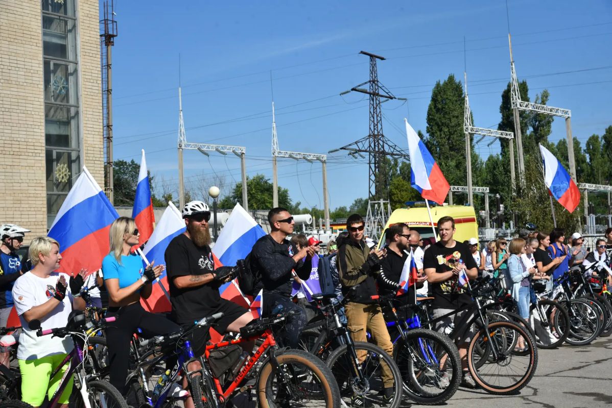 Сегодня утром у спортивного комплекса «Спортэкс» в Балаково стартовал традиционный велопробег, приуроченный ко Дню Государственного флага Российской Федерации Сегодня утром у спортивного комплекса «Спортэкс» в Балаково стартовал традиционный велопробег, приуроченный ко Дню Государственного флага Российской Федерации