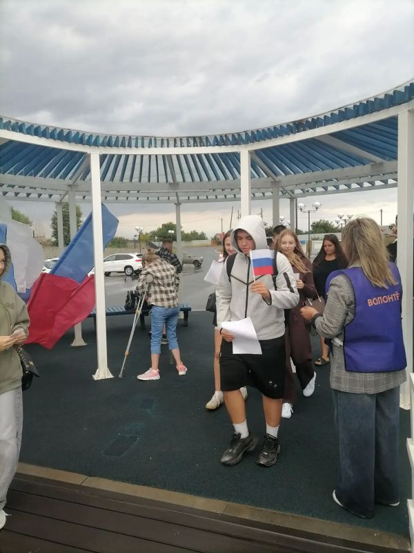 Сегодня на старой пристани в Балаково проходит замечательная патриотическая акция Сегодня на старой пристани в Балаково проходит замечательная патриотическая акция