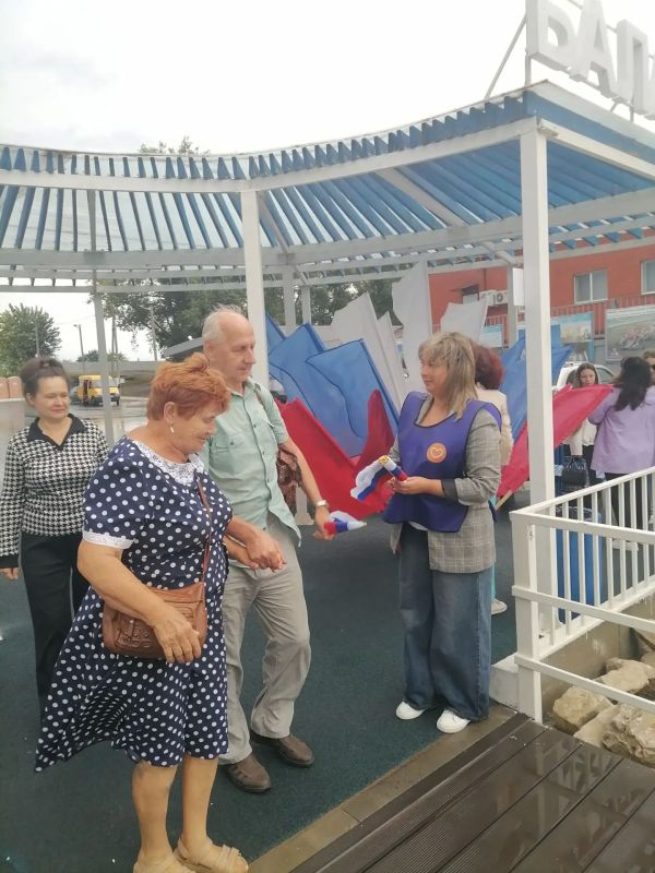 Сегодня на старой пристани в Балаково проходит замечательная патриотическая акция Сегодня на старой пристани в Балаково проходит замечательная патриотическая акция