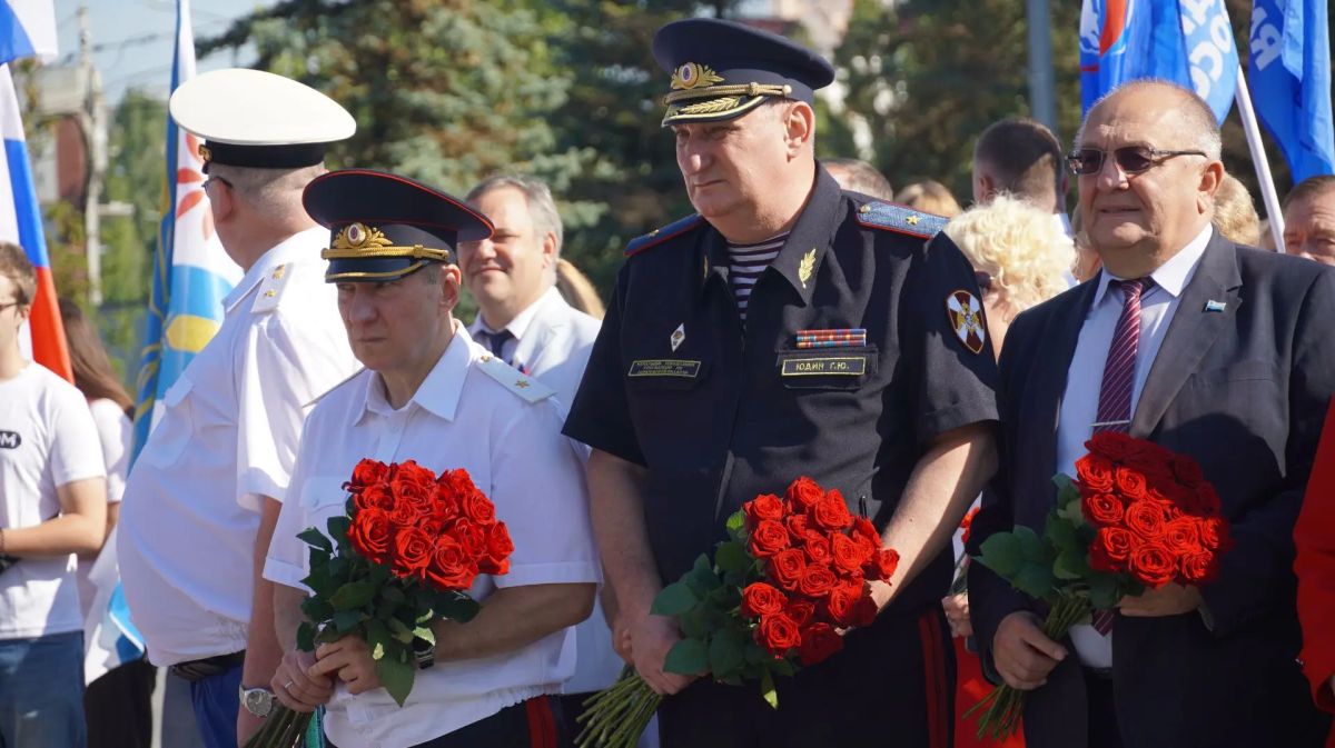 В Саратове военнослужащие и сотрудники Росгвардии приняли участие в мероприятиях, посвященных Дню Государственного флага России В Саратове военнослужащие и сотрудники Росгвардии приняли участие в мероприятиях, посвященных Дню Государственного флага России