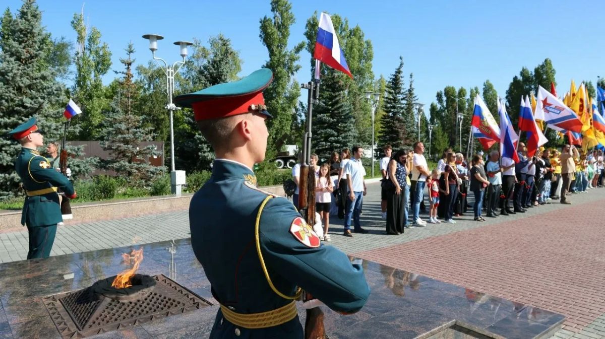 В День государственного флага России врио начальника ГУ МВД России по Саратовской области принял участие в праздничном мероприятии В День государственного флага России врио начальника ГУ МВД России по Саратовской области принял участие в праздничном мероприятии
