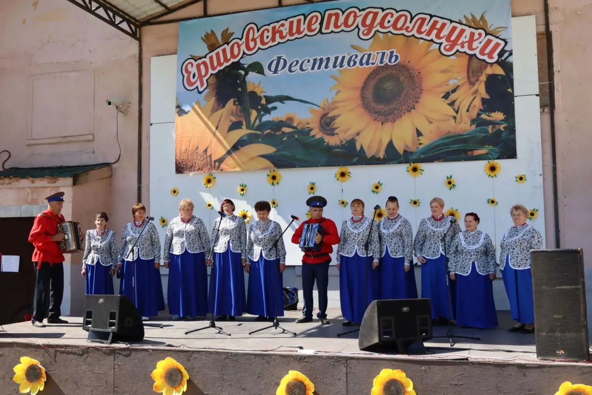 В районах Саратовской области прошли мероприятия, посвященные Дню Государственного флага В районах Саратовской области прошли мероприятия, посвященные Дню Государственного флага