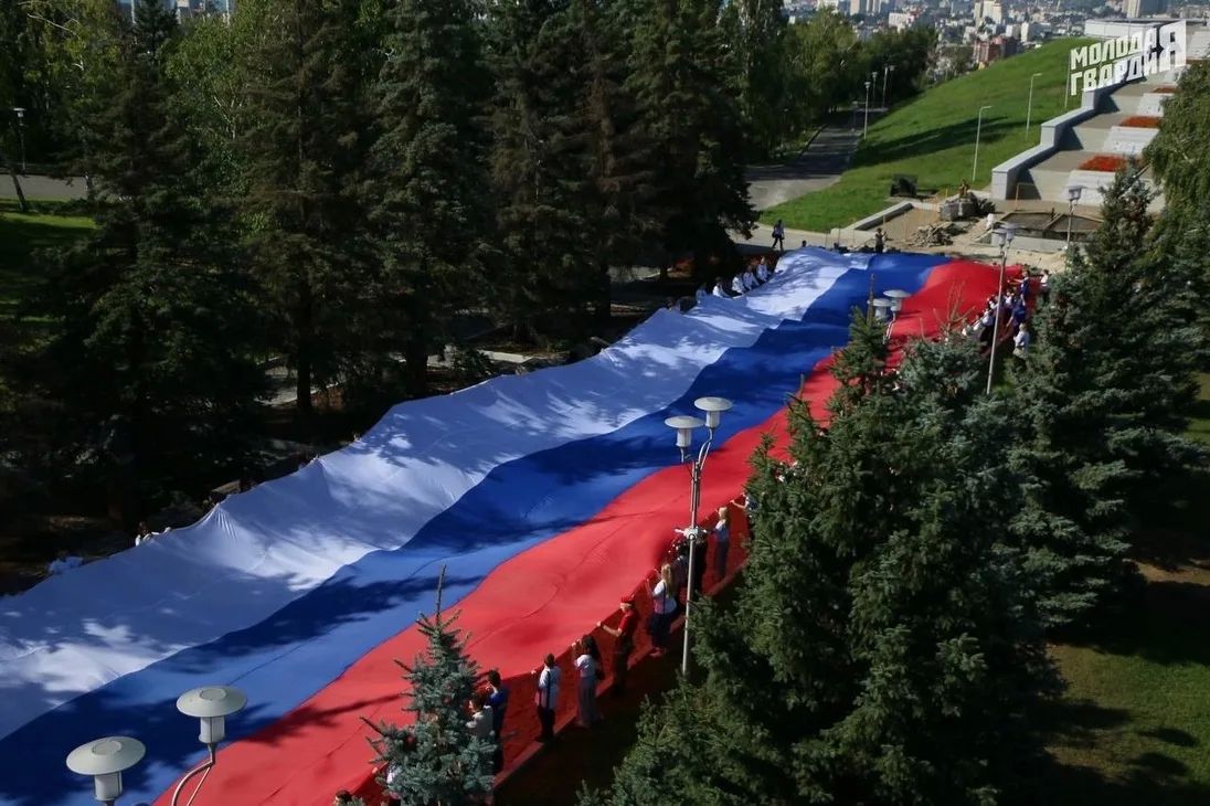 В Саратове отметили День Государственного флага России В Саратове отметили День Государственного флага России