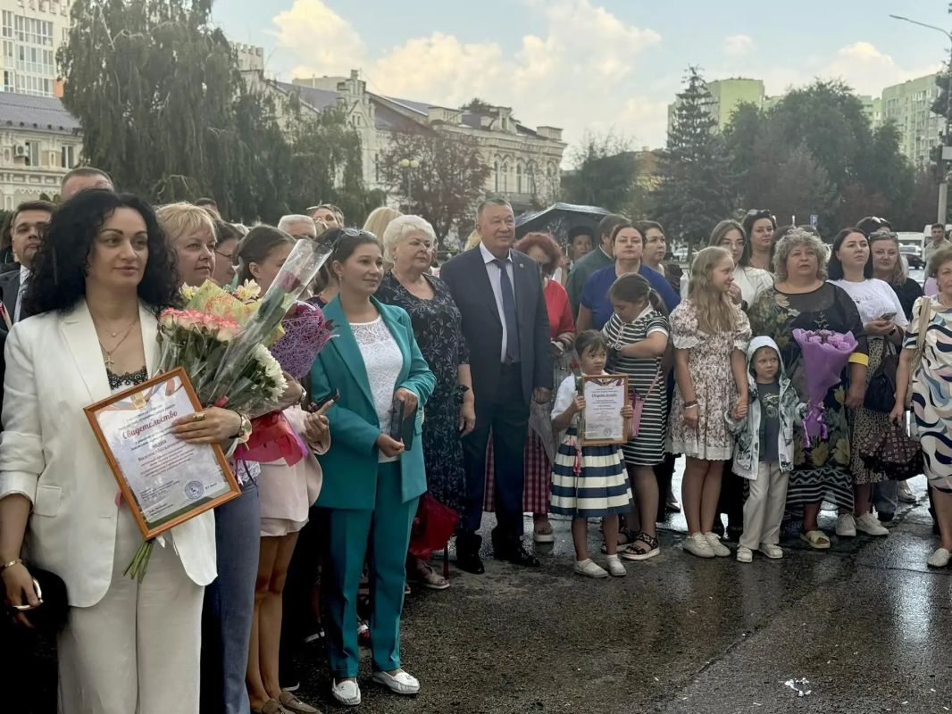 Неделя, посвященная Дню рождения Энгельса-Покровска, традиционно началась с торжественного открытия обновленной Доски Почёта Неделя, посвященная Дню рождения Энгельса-Покровска, традиционно началась с торжественного открытия обновленной Доски Почёта