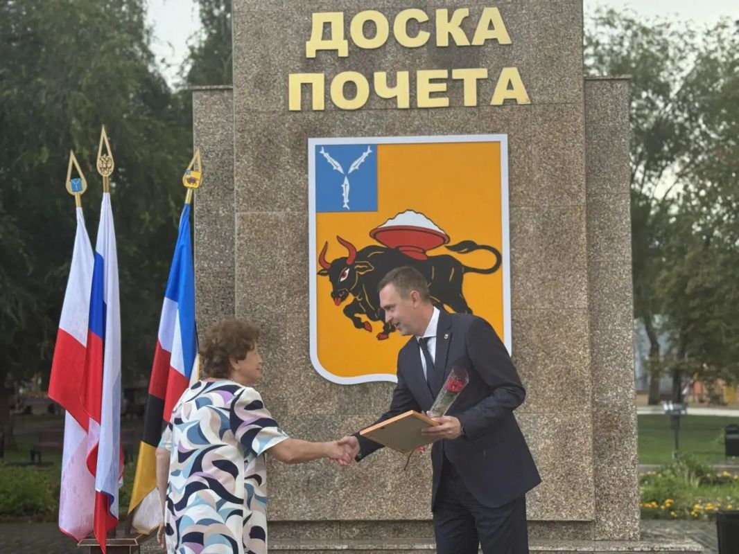 Неделя, посвященная Дню рождения Энгельса-Покровска, традиционно началась с торжественного открытия обновленной Доски Почёта Неделя, посвященная Дню рождения Энгельса-Покровска, традиционно началась с торжественного открытия обновленной Доски Почёта