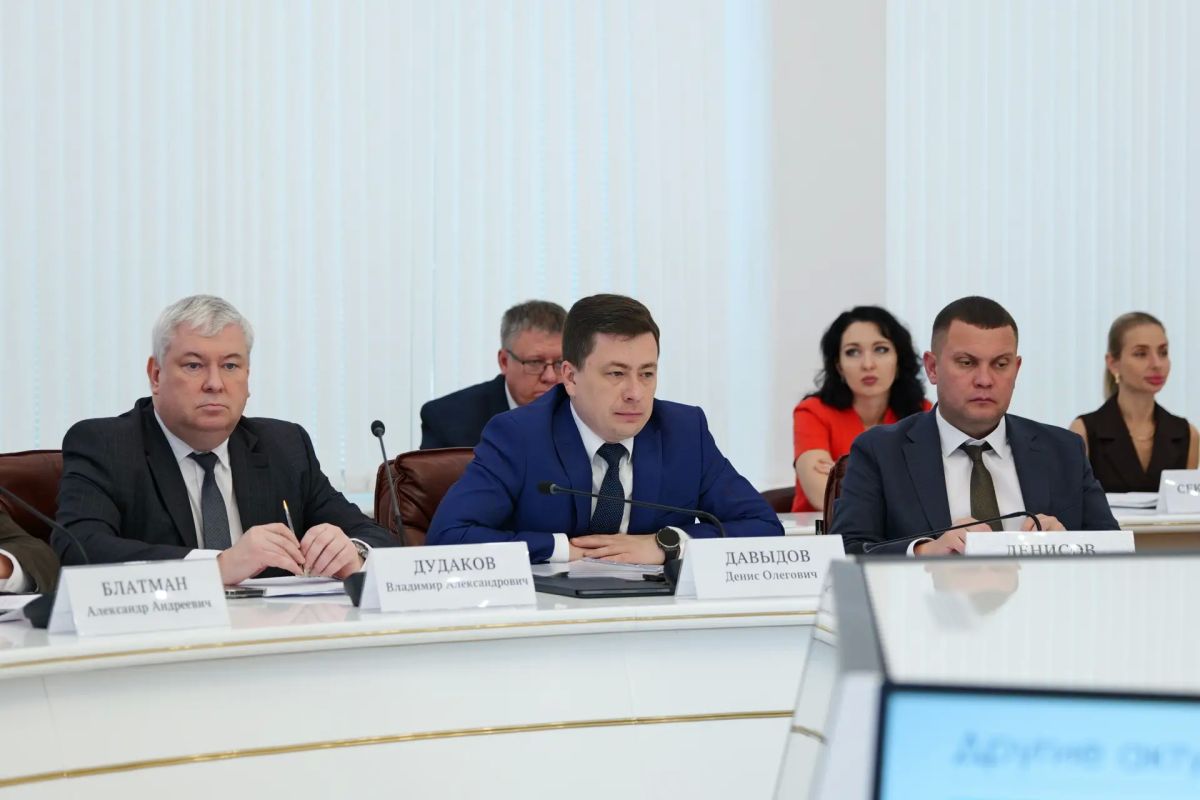 Губернатор Роман Бусаргин провел постоянно действующее совещание с заместителями председателя правительства, министрами, а также главами районов Губернатор Роман Бусаргин провел постоянно действующее совещание с заместителями председателя правительства, министрами, а также главами районов