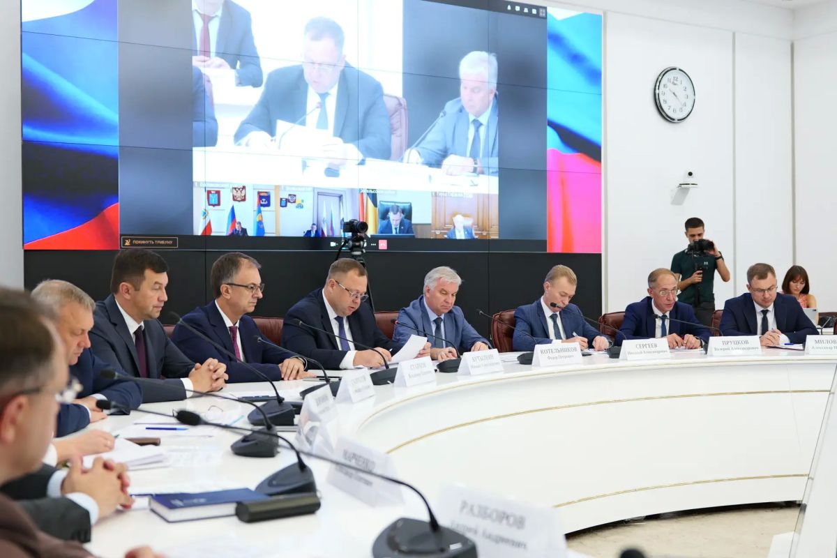 Губернатор Роман Бусаргин провел постоянно действующее совещание с заместителями председателя правительства, министрами, а также главами районов Губернатор Роман Бусаргин провел постоянно действующее совещание с заместителями председателя правительства, министрами, а также главами районов