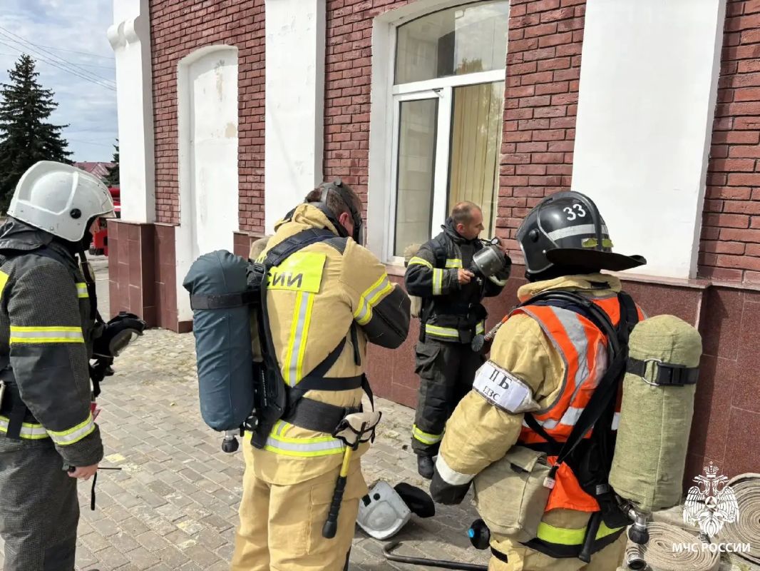 В Аткарске «тушили» железнодорожный вокзал В Аткарске «тушили» железнодорожный вокзал