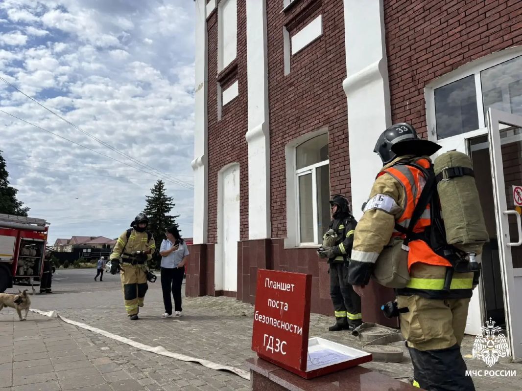 В Аткарске «тушили» железнодорожный вокзал В Аткарске «тушили» железнодорожный вокзал