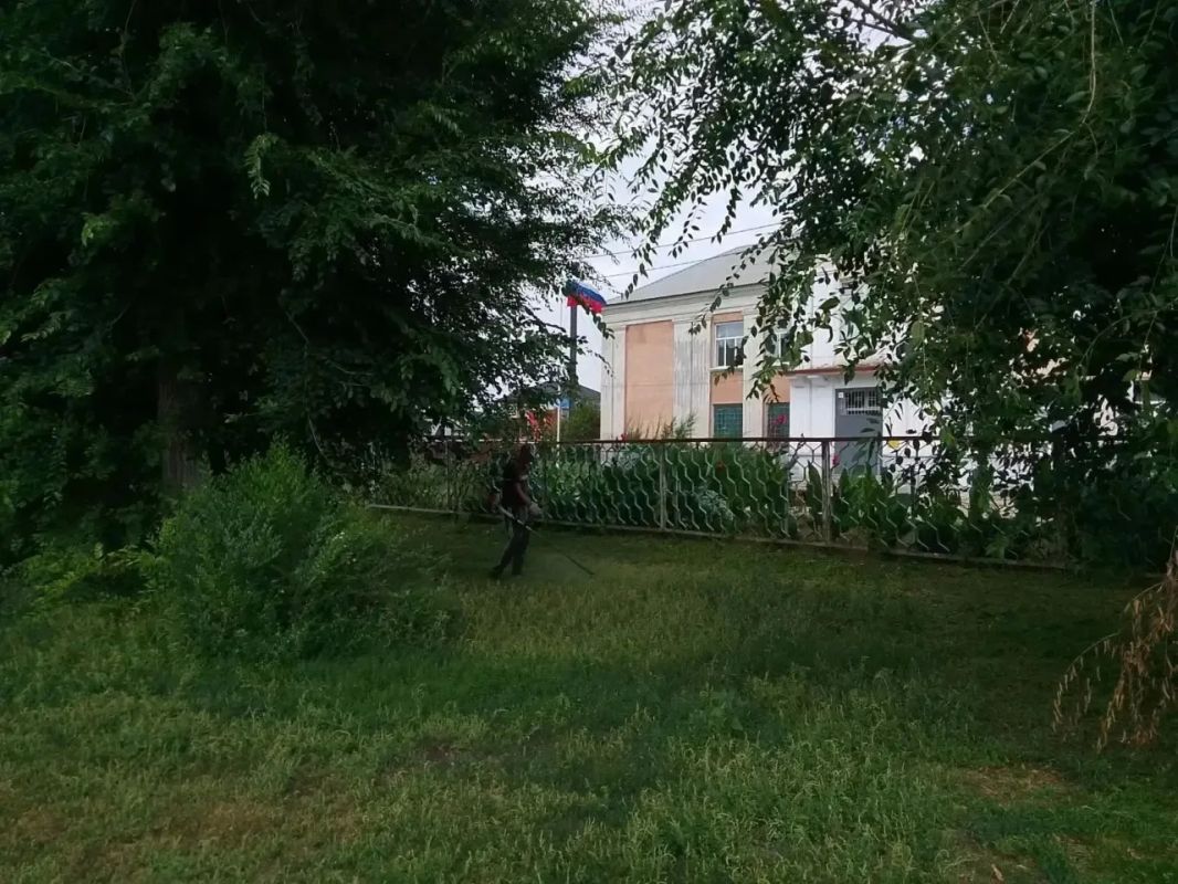 Приводим зеленые зоны города в порядок, косим газоны, камыш и сорную растительность Покос травы проводим триммерами и с применением специализированной техники с навесным оборудованием «Коса» Приводим зеленые зоны города в порядок, косим газоны, камыш и сорную растительность Покос травы проводим триммерами и с применением специализированной техники с навесным оборудованием «Коса»
