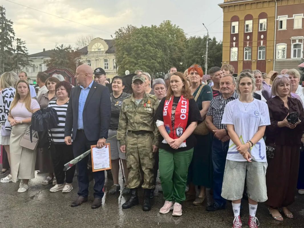 Неделя, посвященная Дню рождения Энгельса-Покровска, традиционно началась с торжественного открытия обновленной Доски Почёта Неделя, посвященная Дню рождения Энгельса-Покровска, традиционно началась с торжественного открытия обновленной Доски Почёта