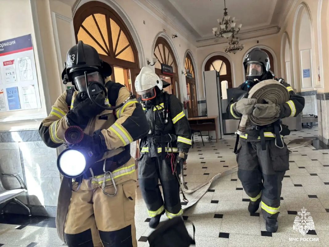 В Аткарске «тушили» железнодорожный вокзал В Аткарске «тушили» железнодорожный вокзал