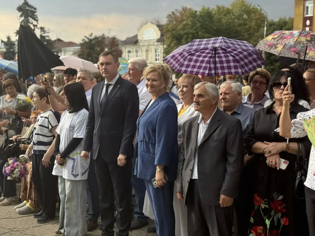 Неделя, посвященная Дню рождения Энгельса-Покровска, традиционно началась с торжественного открытия обновленной Доски Почёта Неделя, посвященная Дню рождения Энгельса-Покровска, традиционно началась с торжественного открытия обновленной Доски Почёта