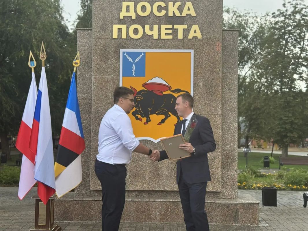 Неделя, посвященная Дню рождения Энгельса-Покровска, традиционно началась с торжественного открытия обновленной Доски Почёта Неделя, посвященная Дню рождения Энгельса-Покровска, традиционно началась с торжественного открытия обновленной Доски Почёта