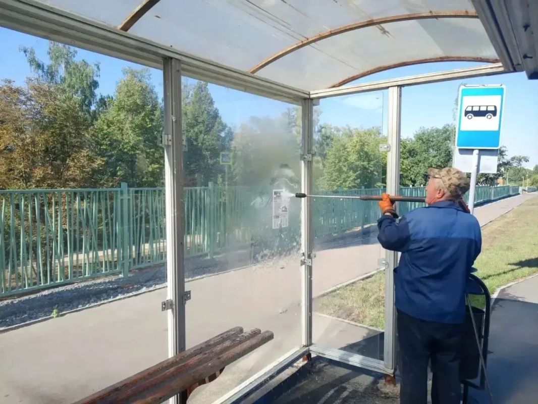 Уборка города. Коммунальные службы осуществляют работы по покосу травы, покраске лавочек, вывозу порубочного материала, очистке контейнерных площадок и прилегающих территорий, а также содержанию объектов улично-дорожной сети... Уборка города. Коммунальные службы осуществляют работы по покосу травы, покраске лавочек, вывозу порубочного материала, очистке контейнерных площадок и прилегающих территорий, а также содержанию объектов улично-дорожной сети...