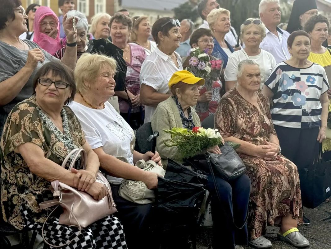 Неделя, посвященная Дню рождения Энгельса-Покровска, традиционно началась с торжественного открытия обновленной Доски Почёта Неделя, посвященная Дню рождения Энгельса-Покровска, традиционно началась с торжественного открытия обновленной Доски Почёта