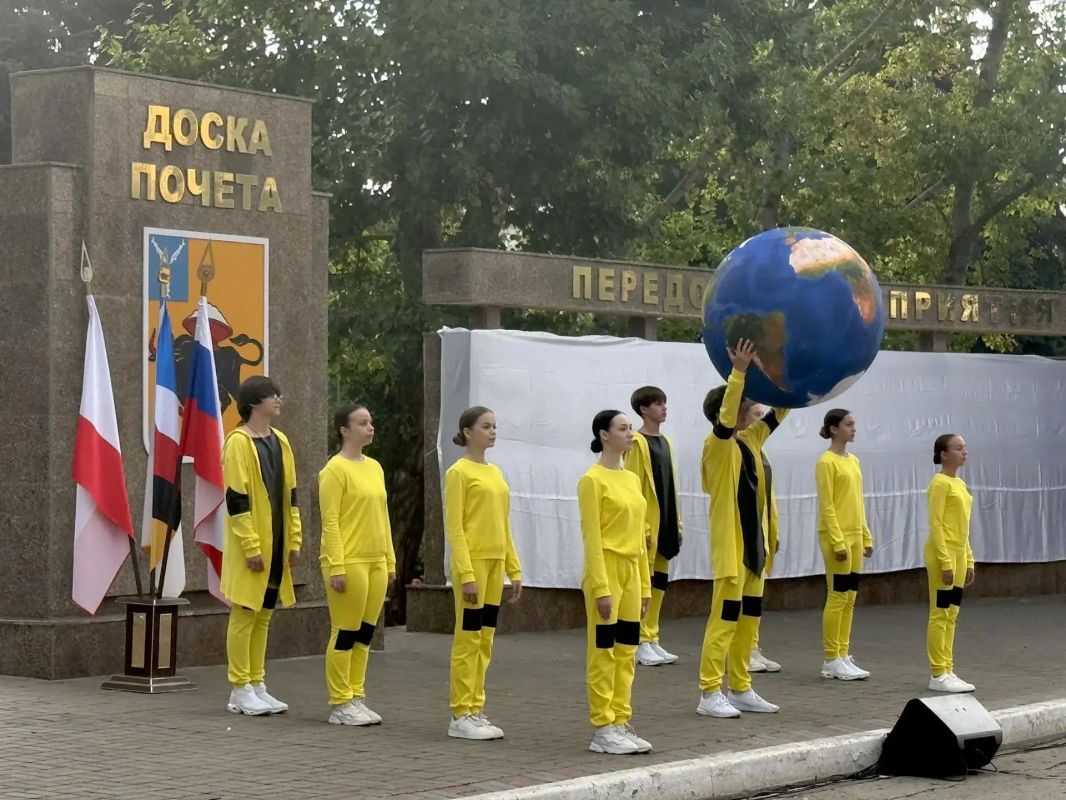 Неделя, посвященная Дню рождения Энгельса-Покровска, традиционно началась с торжественного открытия обновленной Доски Почёта Неделя, посвященная Дню рождения Энгельса-Покровска, традиционно началась с торжественного открытия обновленной Доски Почёта