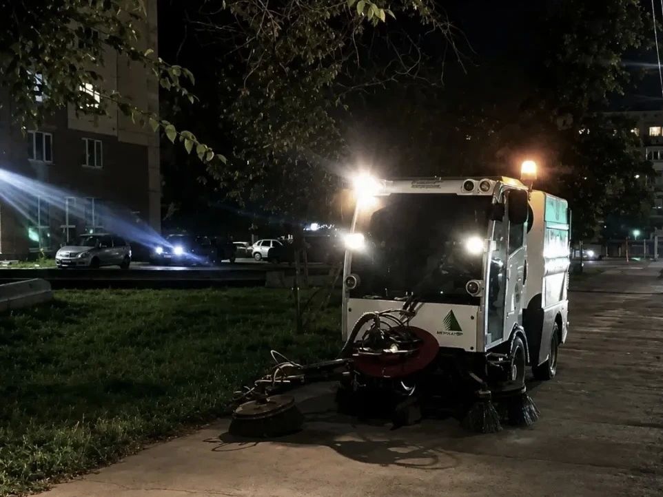 Уборка города. Коммунальные службы осуществляют работы по покосу травы, покраске лавочек, вывозу порубочного материала, очистке контейнерных площадок и прилегающих территорий, а также содержанию объектов улично-дорожной сети... Уборка города. Коммунальные службы осуществляют работы по покосу травы, покраске лавочек, вывозу порубочного материала, очистке контейнерных площадок и прилегающих территорий, а также содержанию объектов улично-дорожной сети...