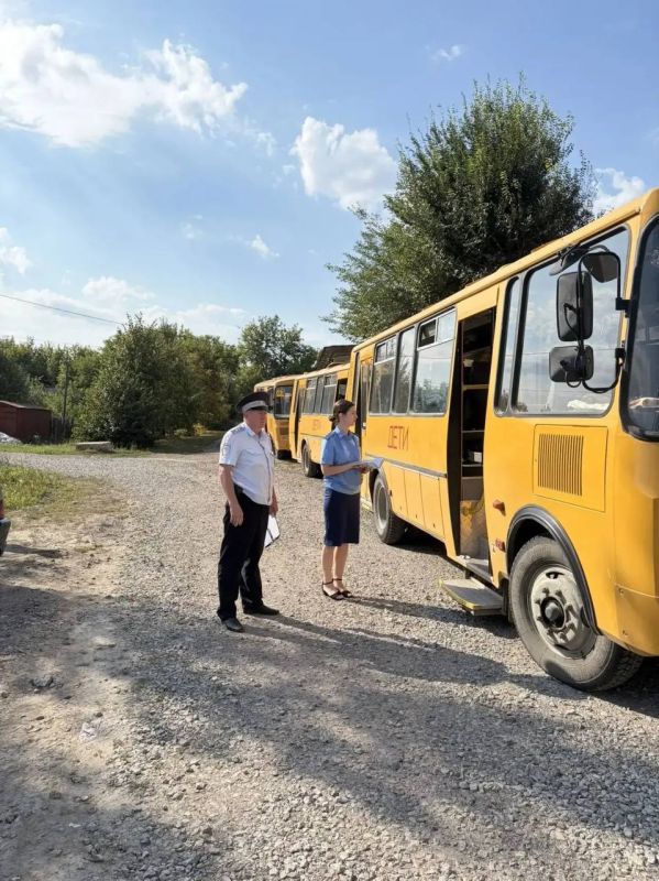 Безопасность на первом месте: в Татищевском районе Госавтоинспекция и Прокуратура проверили школьные автобусы