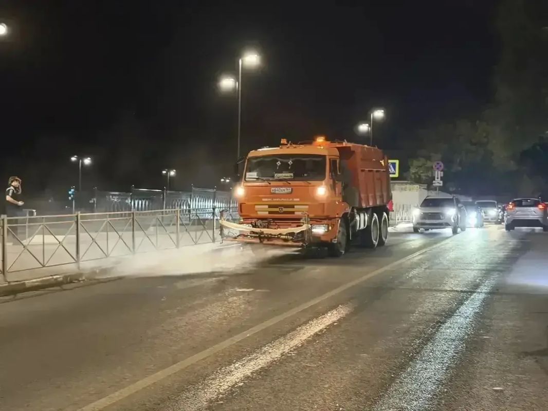 Уборка города. Коммунальные службы осуществляют работы по покосу травы, покраске лавочек, вывозу порубочного материала, очистке контейнерных площадок и прилегающих территорий, а также содержанию объектов улично-дорожной сети... Уборка города. Коммунальные службы осуществляют работы по покосу травы, покраске лавочек, вывозу порубочного материала, очистке контейнерных площадок и прилегающих территорий, а также содержанию объектов улично-дорожной сети...