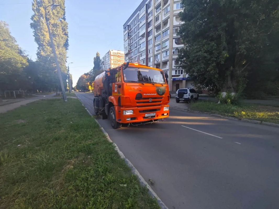 Коммунальные службы продолжают ежедневные работы по благоустройству города Коммунальные службы продолжают ежедневные работы по благоустройству города