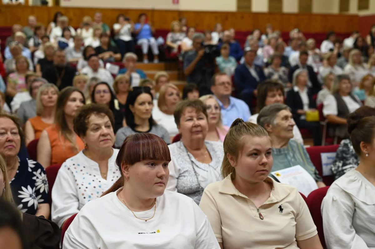 На ежегодном Августовском форуме традиционно подвели итоги работы образовательных учреждений Энгельсского района и определили задачи на предстоящий учебный год На ежегодном Августовском форуме традиционно подвели итоги работы образовательных учреждений Энгельсского района и определили задачи на предстоящий учебный год