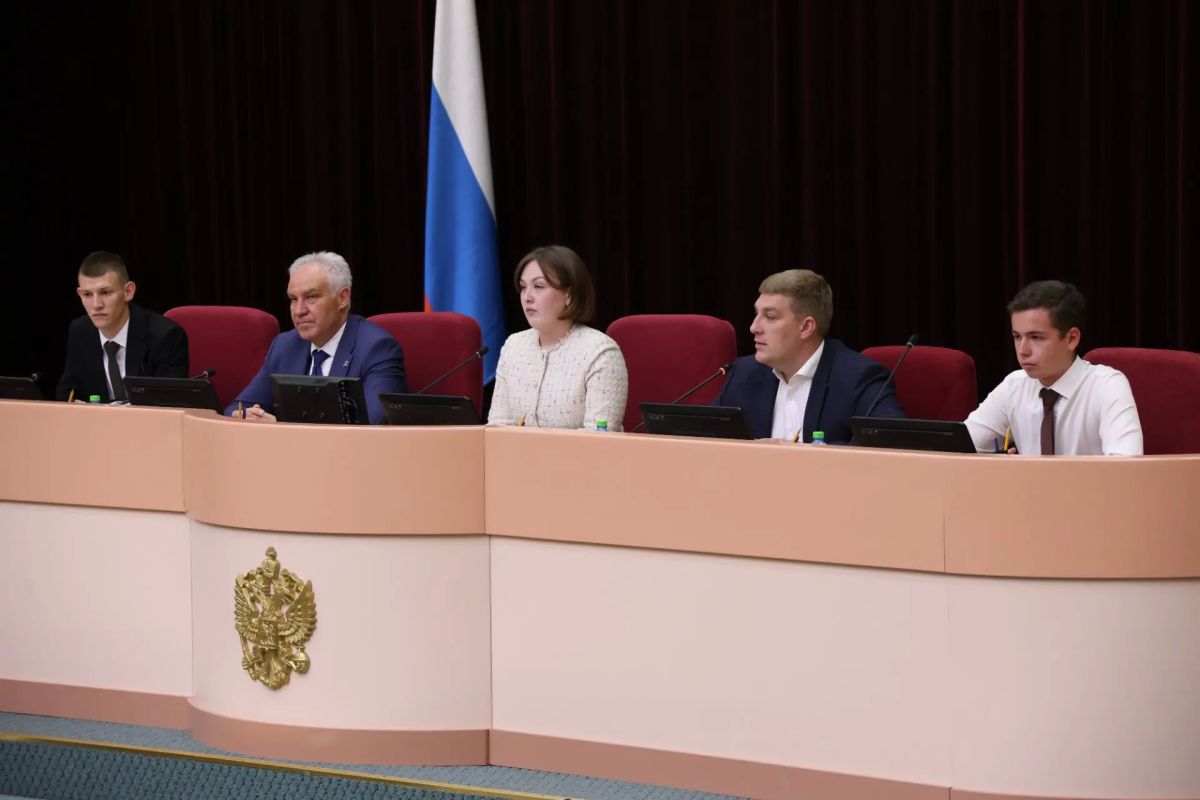 Курсантов военных вузов хотят включать в Молодежный парламент при Саратовской областной Думе Курсантов военных вузов хотят включать в Молодежный парламент при Саратовской областной Думе