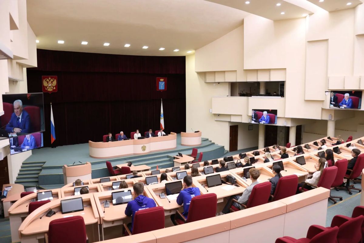 Курсантов военных вузов хотят включать в Молодежный парламент при Саратовской областной Думе Курсантов военных вузов хотят включать в Молодежный парламент при Саратовской областной Думе
