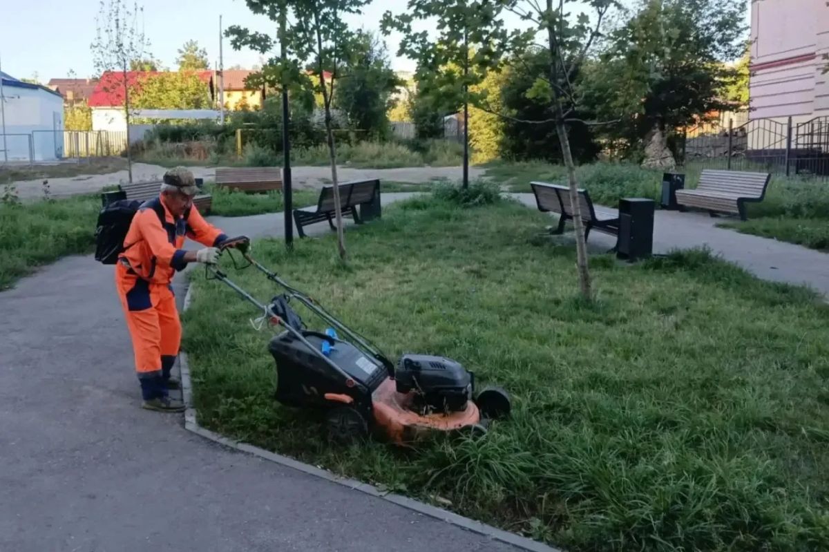 Уборка города. Коммунальные службы осуществляют работы по покосу травы, покраске лавочек, вывозу порубочного материала, очистке контейнерных площадок и прилегающих территорий, а также содержанию объектов улично-дорожной сети... Уборка города. Коммунальные службы осуществляют работы по покосу травы, покраске лавочек, вывозу порубочного материала, очистке контейнерных площадок и прилегающих территорий, а также содержанию объектов улично-дорожной сети...
