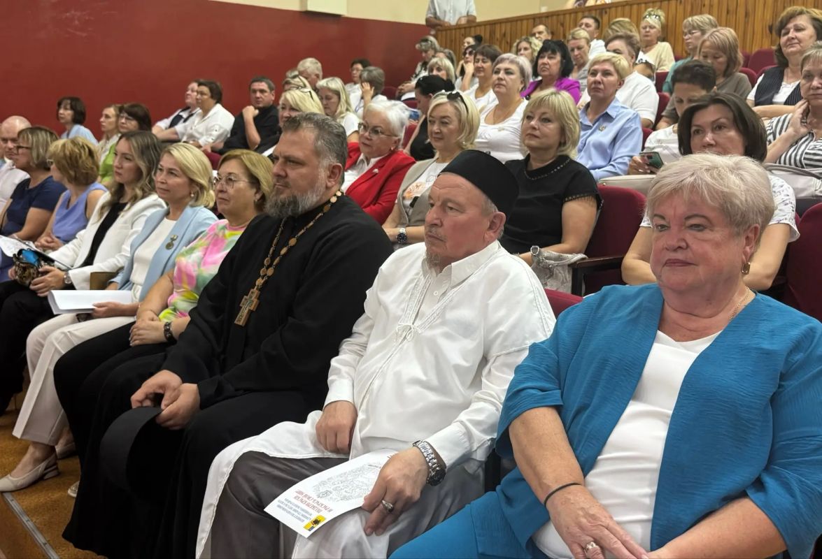 На ежегодном Августовском форуме традиционно подвели итоги работы образовательных учреждений Энгельсского района и определили задачи на предстоящий учебный год На ежегодном Августовском форуме традиционно подвели итоги работы образовательных учреждений Энгельсского района и определили задачи на предстоящий учебный год