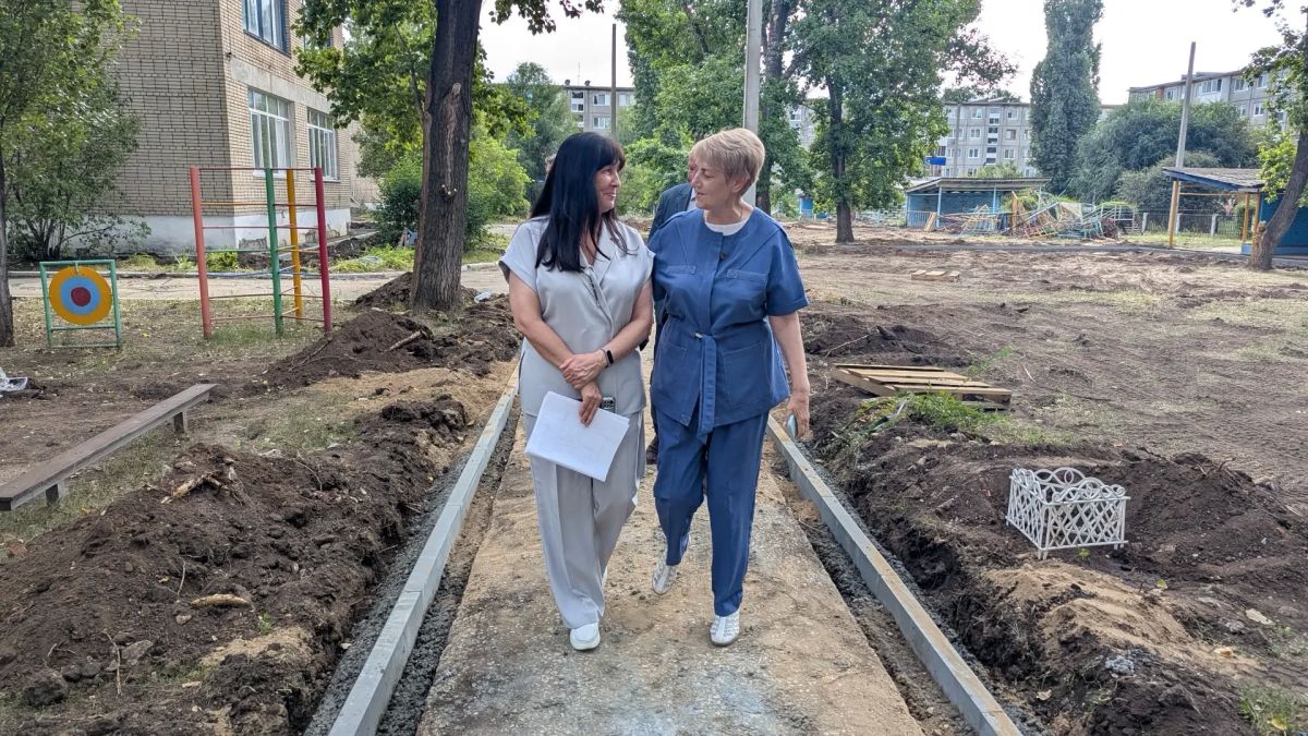 Дворы 11 детских садов в Балаково благоустраивают в рамках инициированного депутатского проекта Председателя Государственной Думы Вячеслава Володина Дворы 11 детских садов в Балаково благоустраивают в рамках инициированного депутатского проекта Председателя Государственной Думы Вячеслава Володина