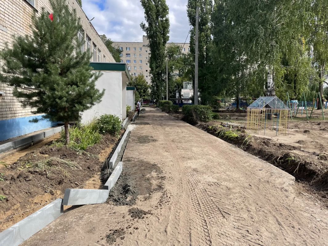 Дворы 11 детских садов в Балаково благоустраивают в рамках инициированного депутатского проекта Председателя Государственной Думы Вячеслава Володина Дворы 11 детских садов в Балаково благоустраивают в рамках инициированного депутатского проекта Председателя Государственной Думы Вячеслава Володина