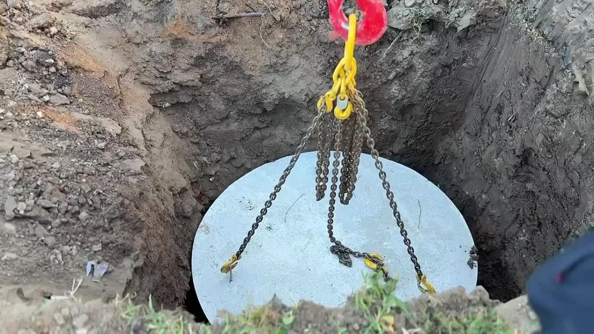 В городе продолжается установка водоотводных колодецев в рамках муниципальной программы, инициированной главой Энгельсского муниципального района Максимом Леоновым