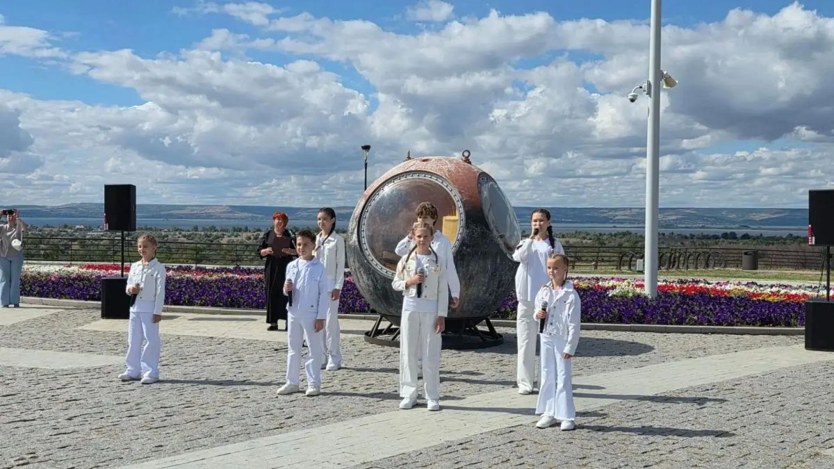 Сегодня в Парке покорителей космоса имени Ю.А. Гагарина состоялось торжественное открытие уличной стационарной выставки «Первый полет Сегодня в Парке покорителей космоса имени Ю.А. Гагарина состоялось торжественное открытие уличной стационарной выставки «Первый полет