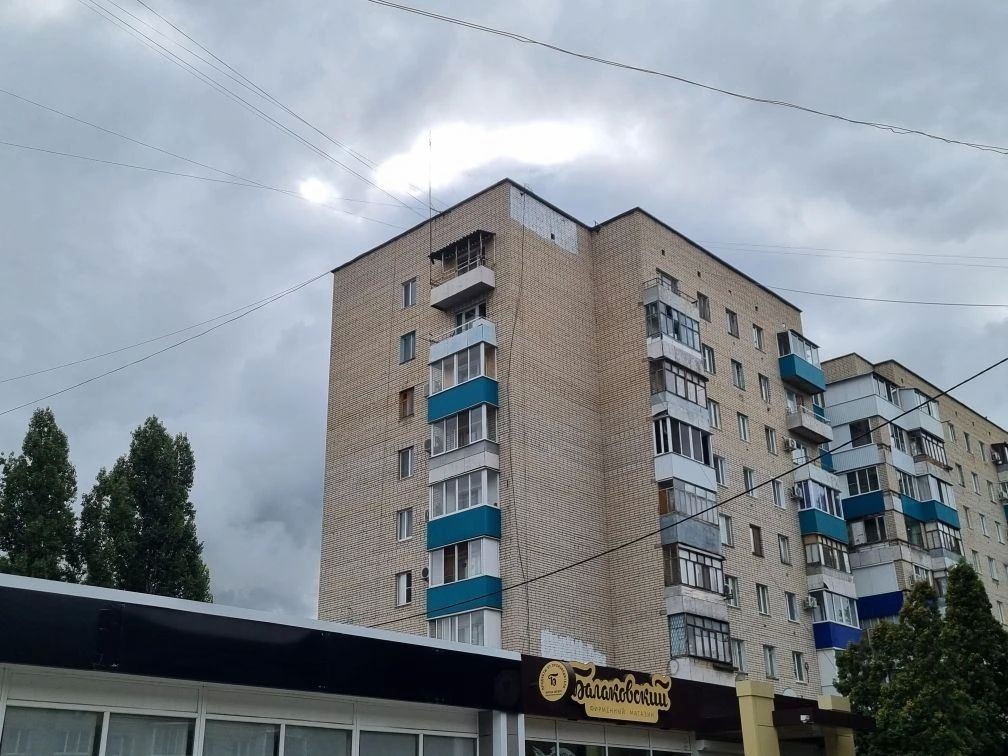 В Балаково управляющая компания устранила незаконное граффити на фасаде дома по ул. Ленина В Балаково управляющая компания устранила незаконное граффити на фасаде дома по ул. Ленина