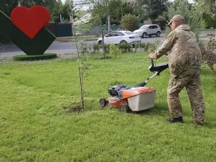Уборка города. Коммунальные службы осуществляют уборку дорог и тротуаров, мойку и ремонт остановочных павильонов, уход за зелеными зонами, подбор мусора, а также ремонт дорожных знаков и ограждений Уборка города. Коммунальные службы осуществляют уборку дорог и тротуаров, мойку и ремонт остановочных павильонов, уход за зелеными зонами, подбор мусора, а также ремонт дорожных знаков и ограждений