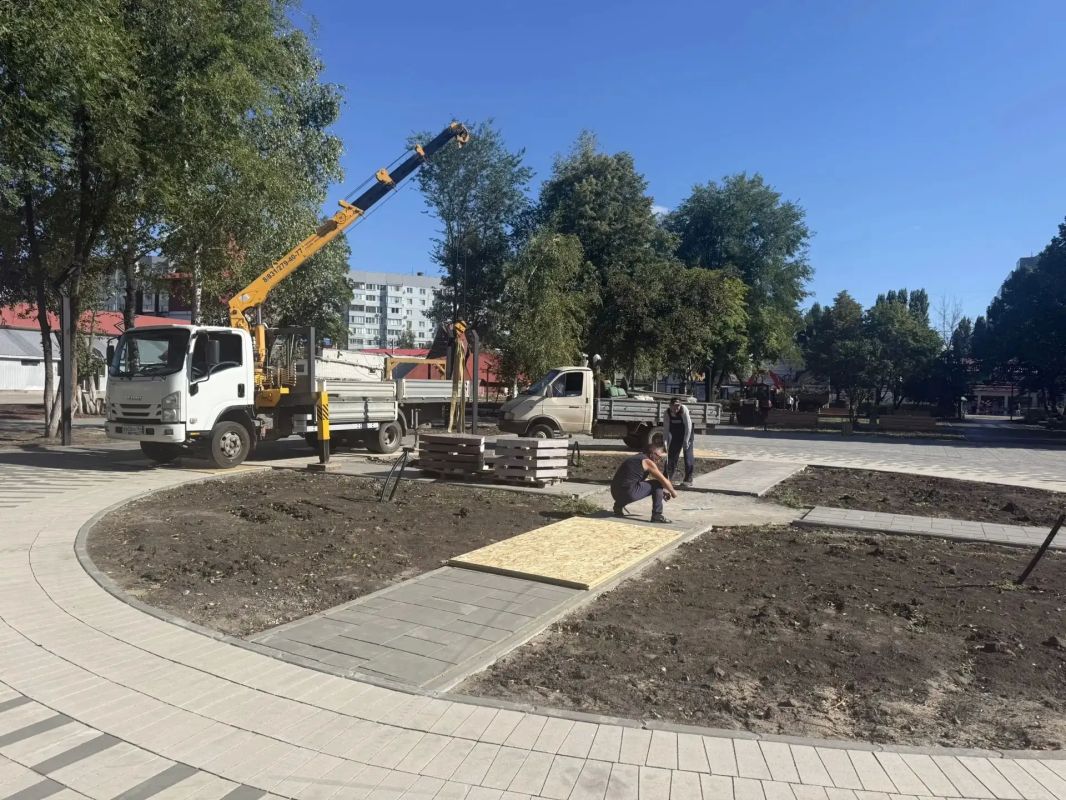 В обновленном сквере имени Вячеслава Малярова подготавливают место под установку скульптуры В обновленном сквере имени Вячеслава Малярова подготавливают место под установку скульптуры