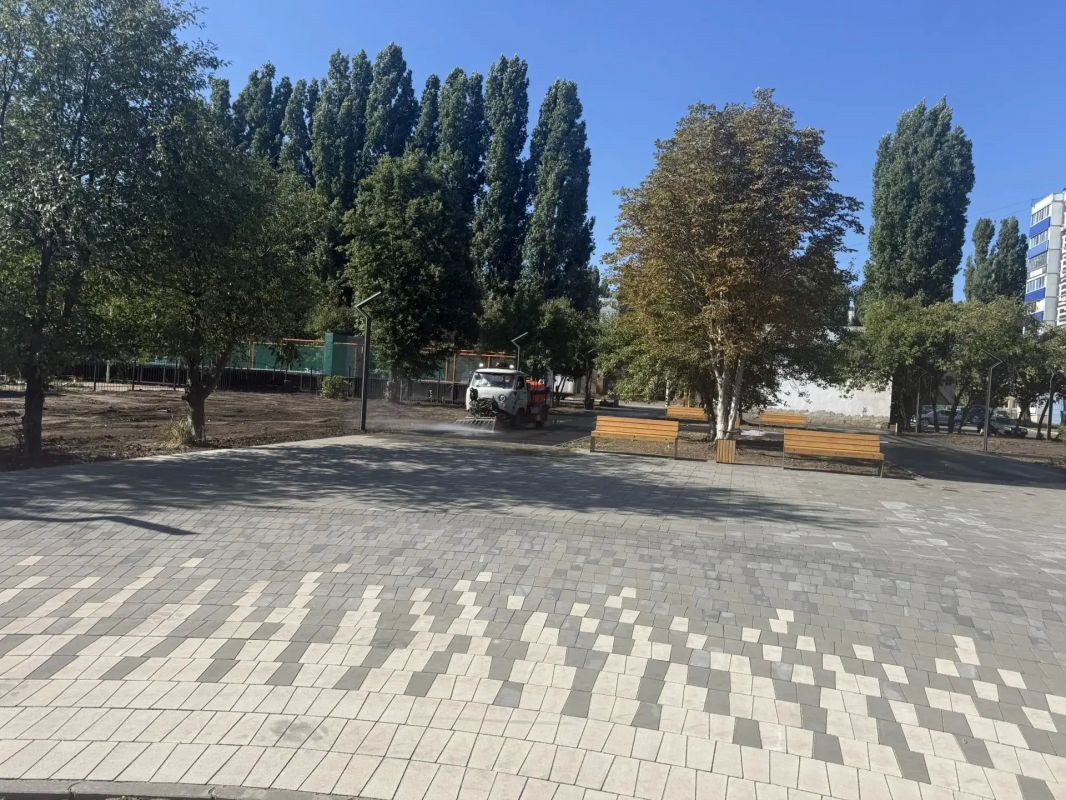 В обновленном сквере имени Вячеслава Малярова подготавливают место под установку скульптуры В обновленном сквере имени Вячеслава Малярова подготавливают место под установку скульптуры