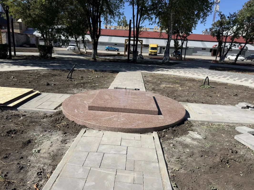 В обновленном сквере имени Вячеслава Малярова подготавливают место под установку скульптуры В обновленном сквере имени Вячеслава Малярова подготавливают место под установку скульптуры