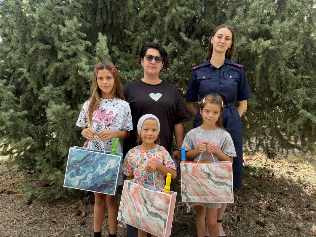 Сотрудники Марксовского межрайонного следственного отдела приняли участие в благотворительной акции «Собери ребенка в школу» Сотрудники Марксовского межрайонного следственного отдела приняли участие в благотворительной акции «Собери ребенка в школу»