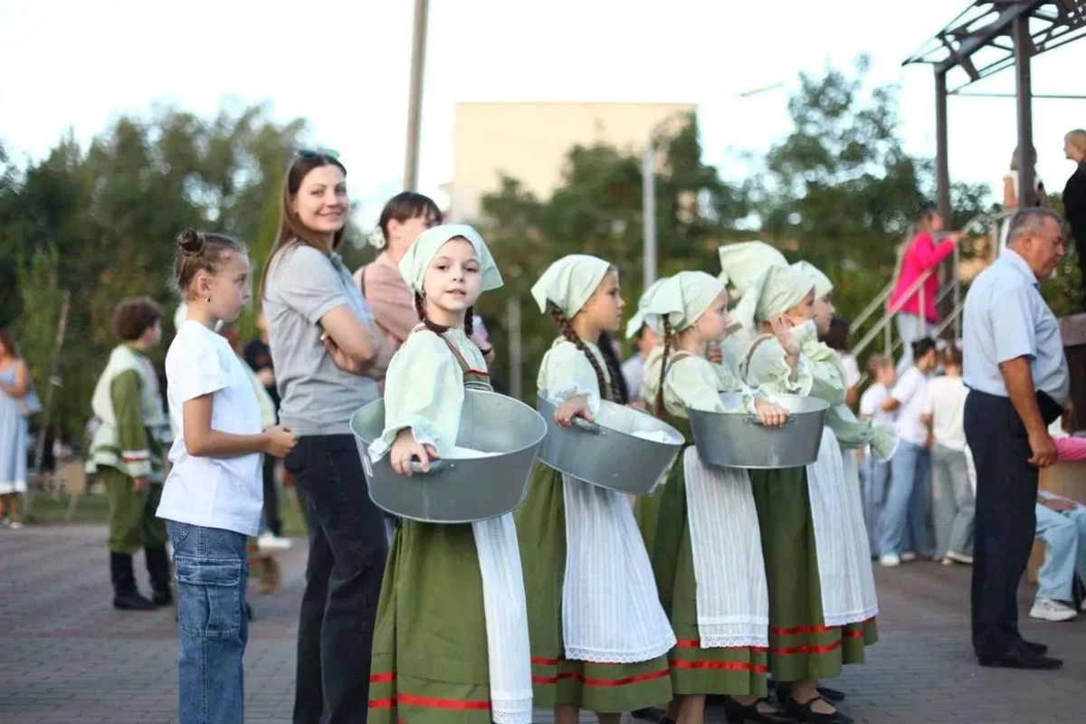 В сквере имени С.Е. Горевского прошла праздничная программа «Мой город — моя гордость!», приуроченная к 279й годовщине со дня основания ПокровскаЭнгельса В сквере имени С.Е. Горевского прошла праздничная программа «Мой город — моя гордость!», приуроченная к 279й годовщине со дня основания ПокровскаЭнгельса