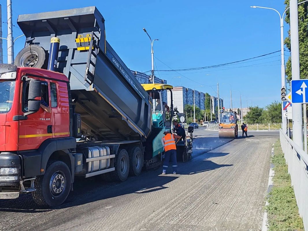 Сегодня подрядная организация начала асфальтировать подъездные пути к мосту Победы Сегодня подрядная организация начала асфальтировать подъездные пути к мосту Победы